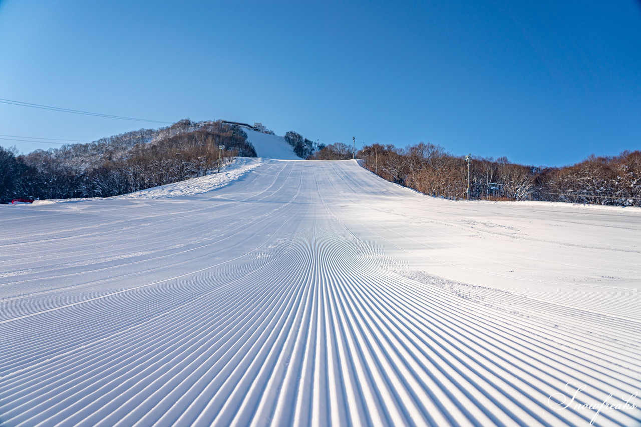 小樽天狗山スキー場　大雲海発生！息を吞む絶景とドライパウダー。北海道の雪山の魅力が詰まったローカルゲレンデを滑る！